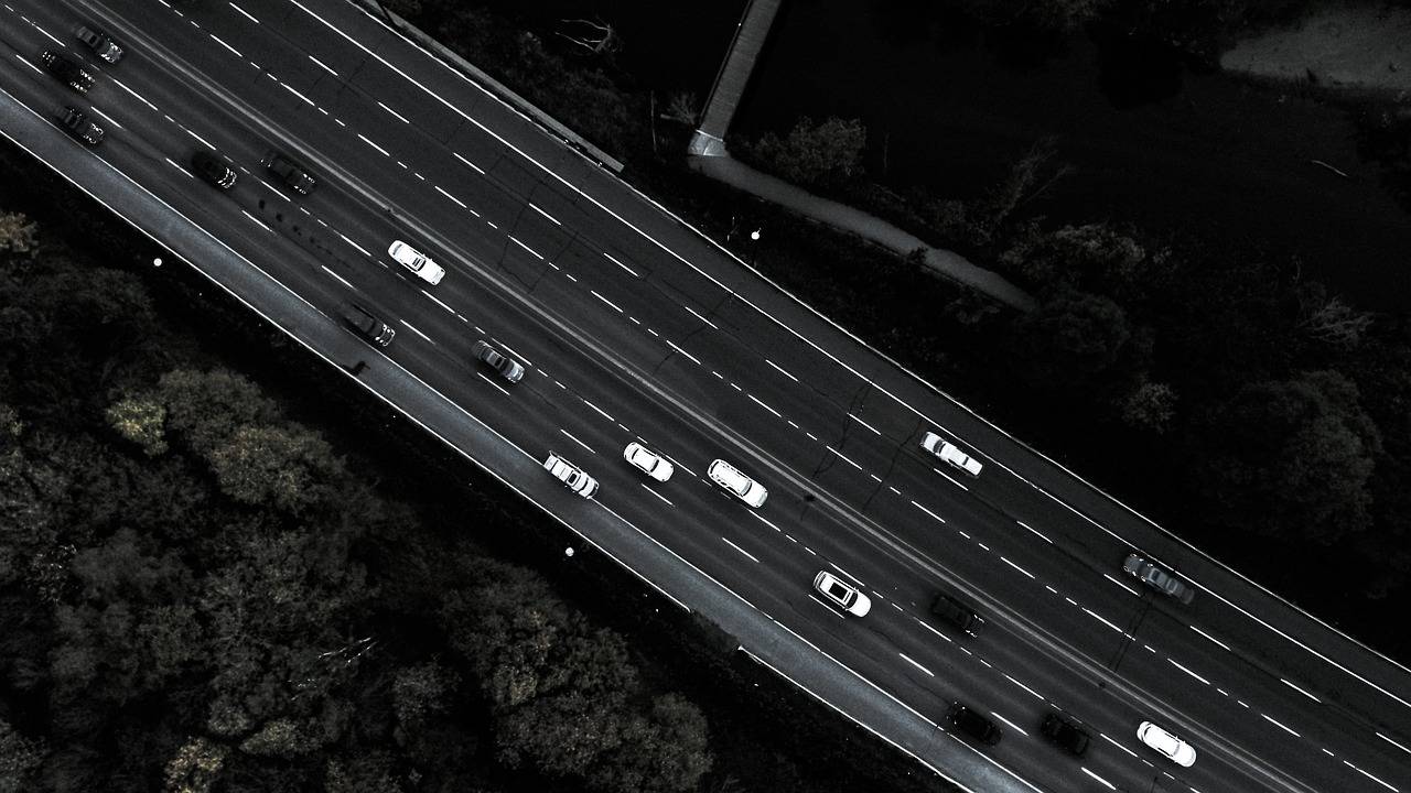 原创            为什么中年男人去哪都要开车？就两个字：解压