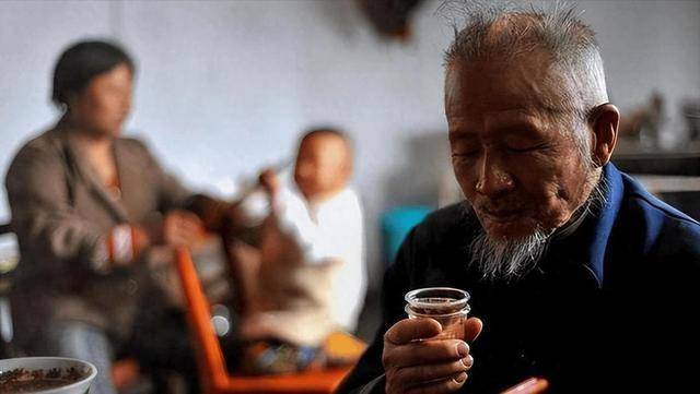 肝脏亮起红灯，喝酒知道？医生：肝脏不好的人，喝酒后或有3异常