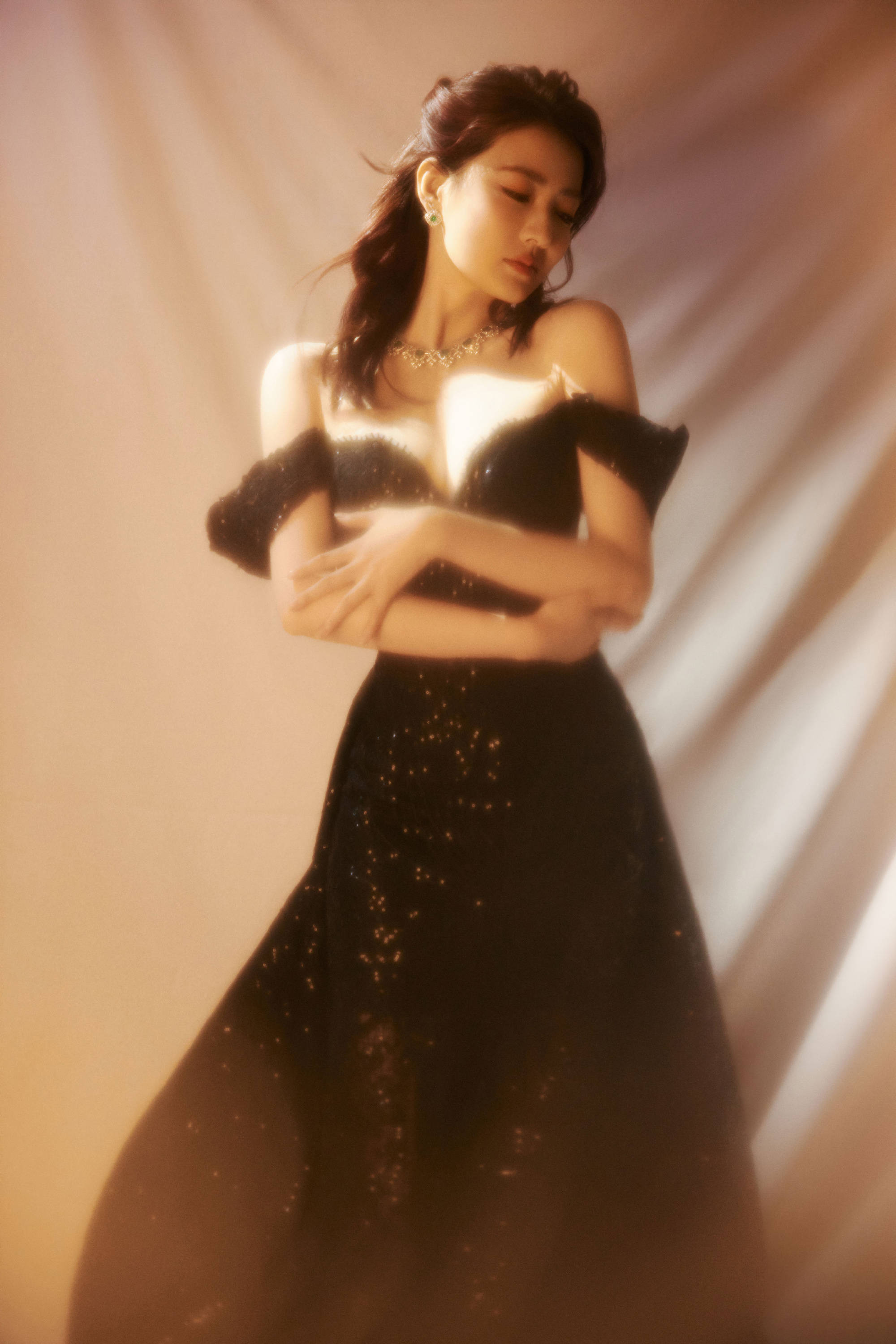 徐璐穿黑色亮片抹胸裙秀好身材！宛若性感油画女郎妩媚迷人