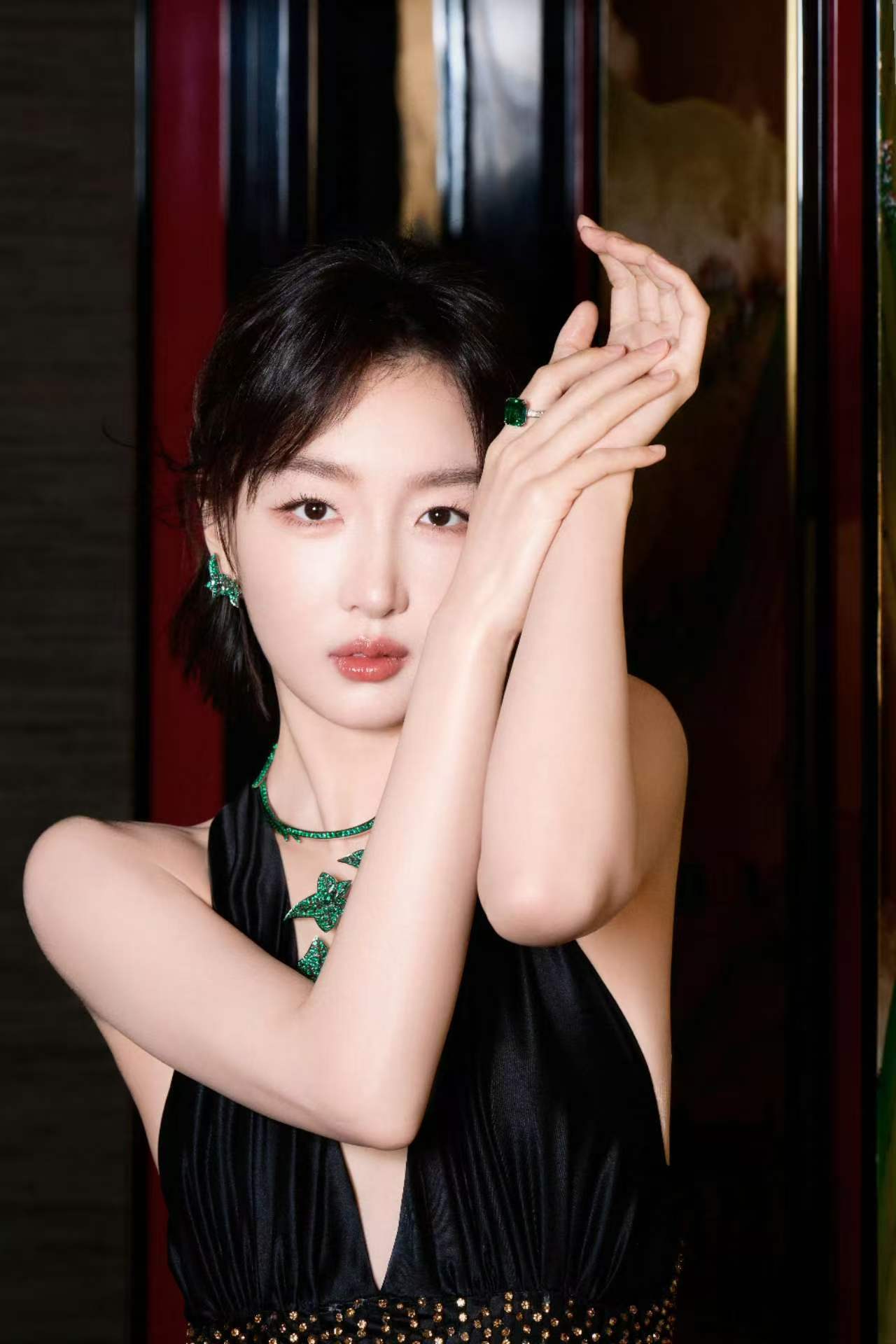 周冬雨穿深V露背长裙身材曼妙 绿叶珠宝点缀清冷又高级