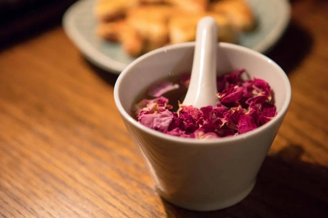 玫瑰和鸡这样炖，美容养颜还能调经！