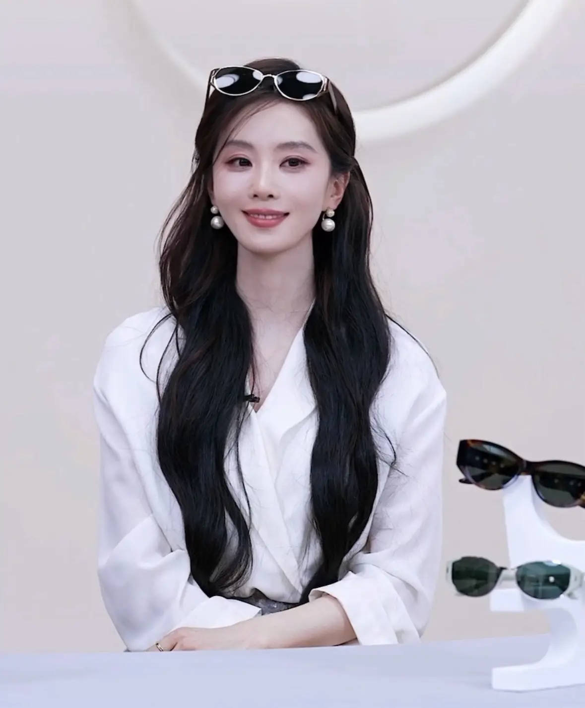 刘诗诗半扎发点缀珍珠耳饰温润优雅 戴眼镜穿白衫知性又灵动