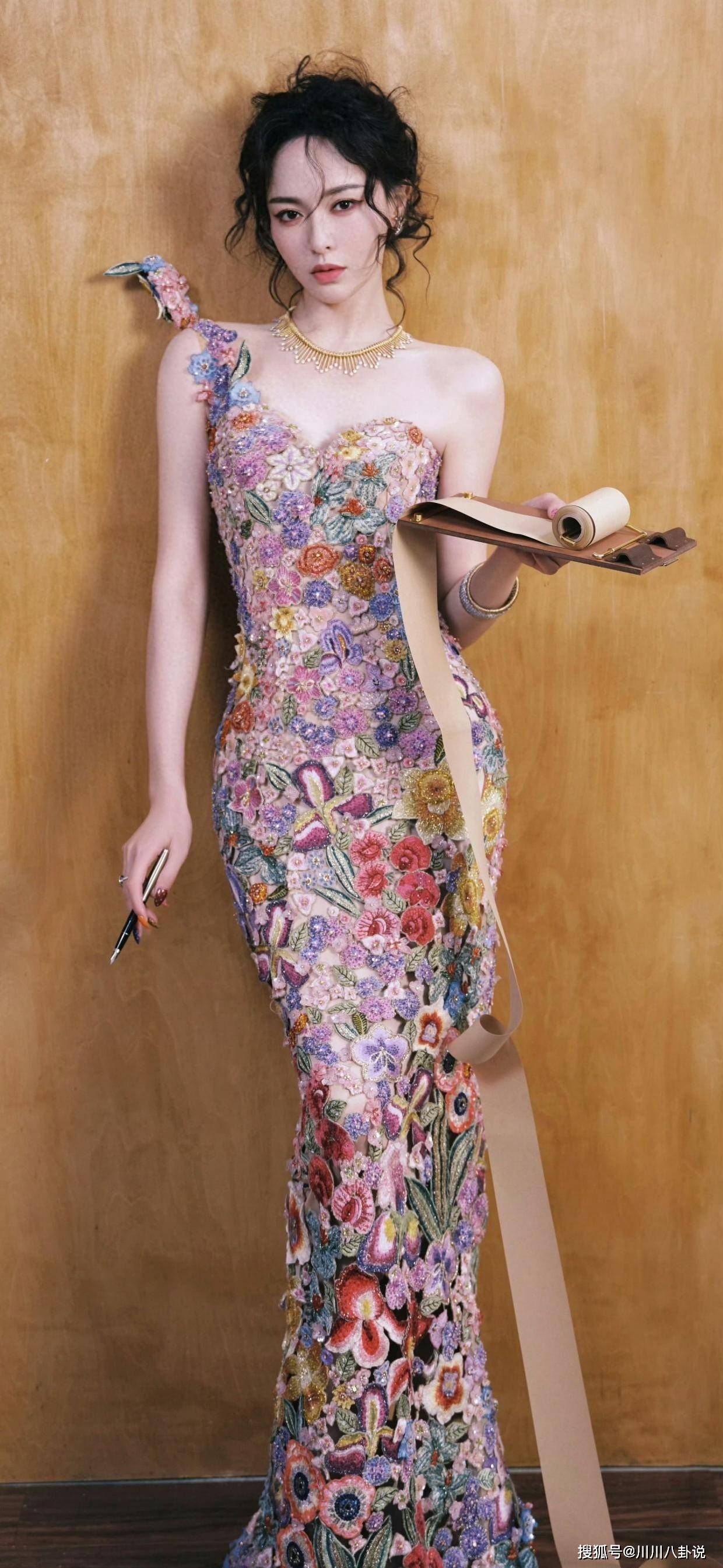 唐嫣把油画穿身上了！繁花礼裙美得毫无攻击性，网友：温柔贵气本人！