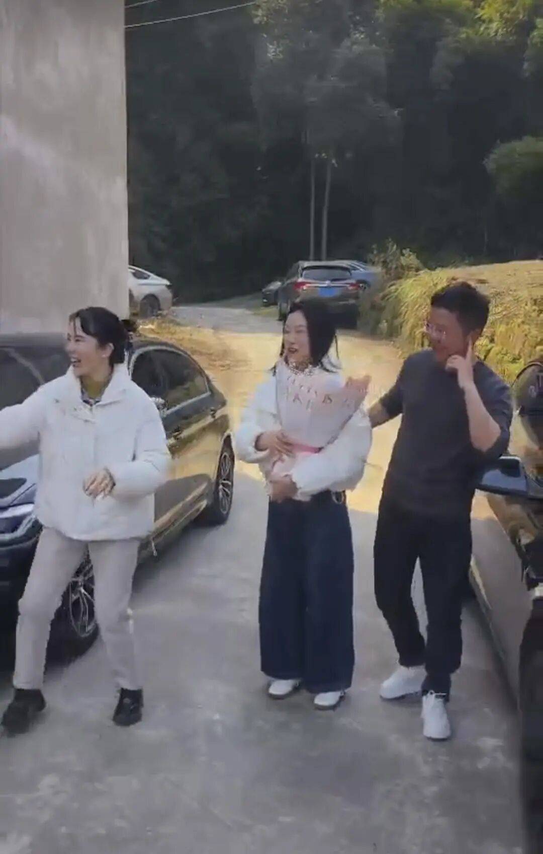 四川小伙首次带女友回家，全家30多人拉横幅、送鲜花、放鞭炮迎接