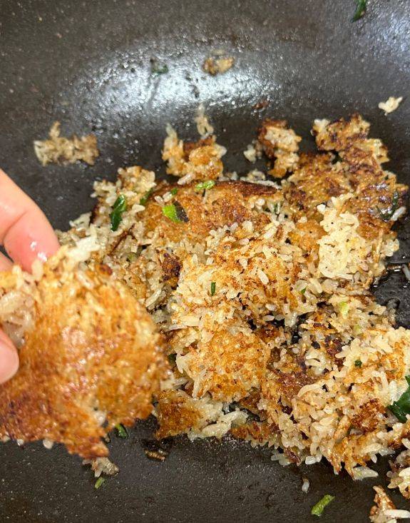 咸酸饭不是饭，是菜饭锅巴用开水冲出的怀旧汤