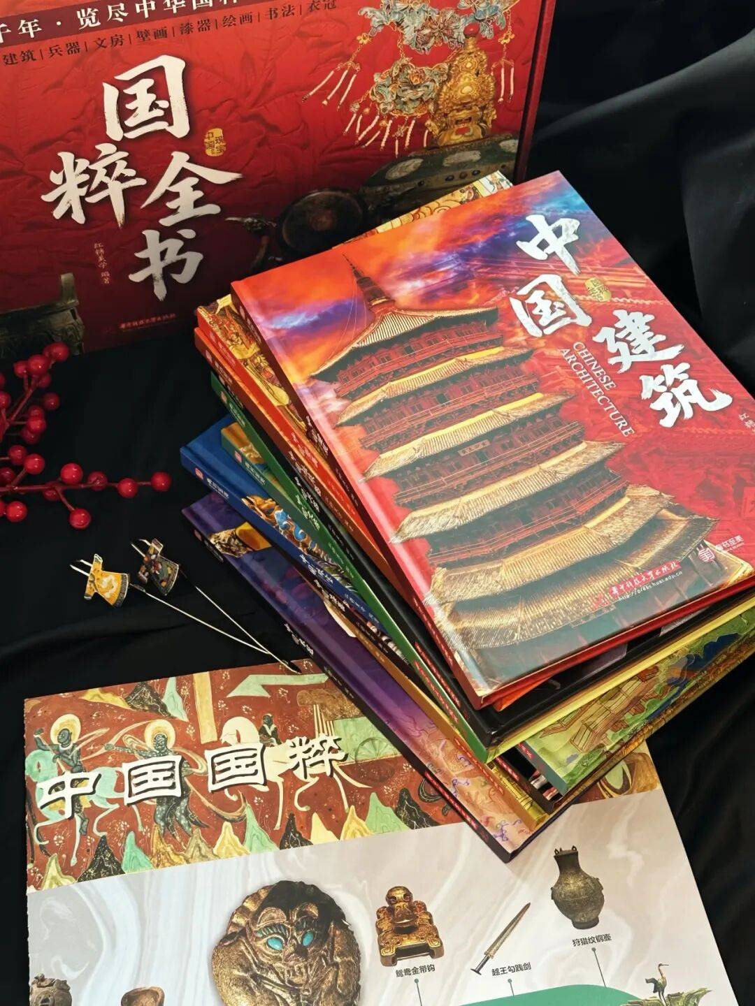 珐琅器、漆器、文房、壁画、绘画、书法、衣冠、珠宝、兵器、建筑，《国粹全书》