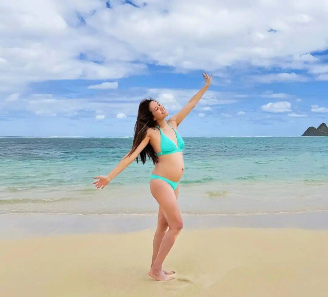 恭喜！TVB前女星宣布再度怀孕，挺孕肚穿泳装，身材依旧火辣