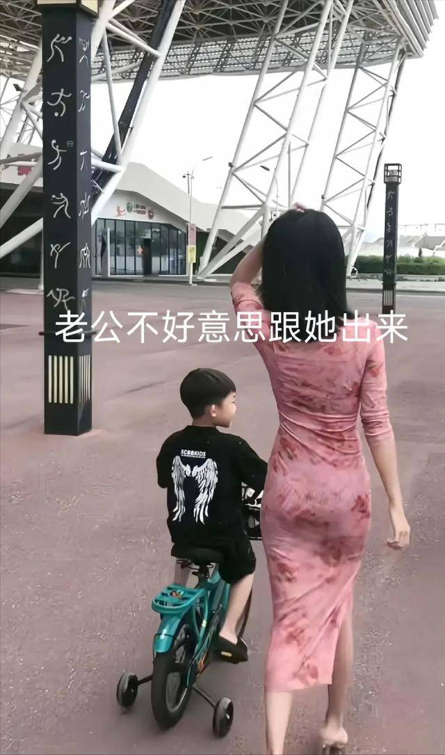 原创            男子和老婆去幼儿园接孩子，默默躲在车里不出来：她太美，我自卑