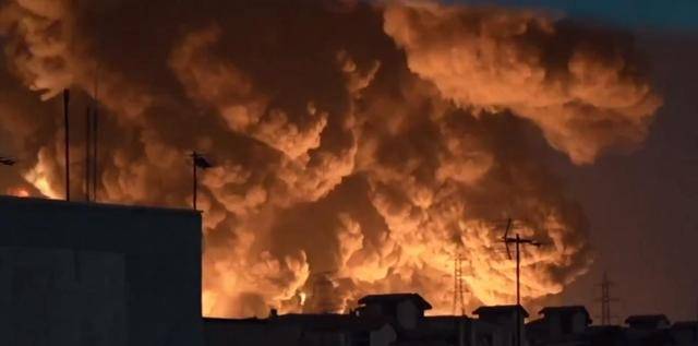 原创            以色列“灭国大轰炸”已开始，炸海水淡化厂，炸油库，9千万伊朗人存亡时刻！