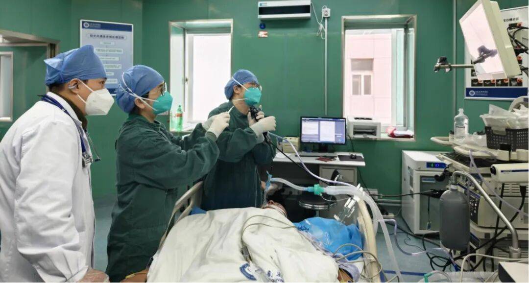 河南57岁男子聚餐喝酒后咳血进ICU，医生提醒：饭桌上这些习惯要避免