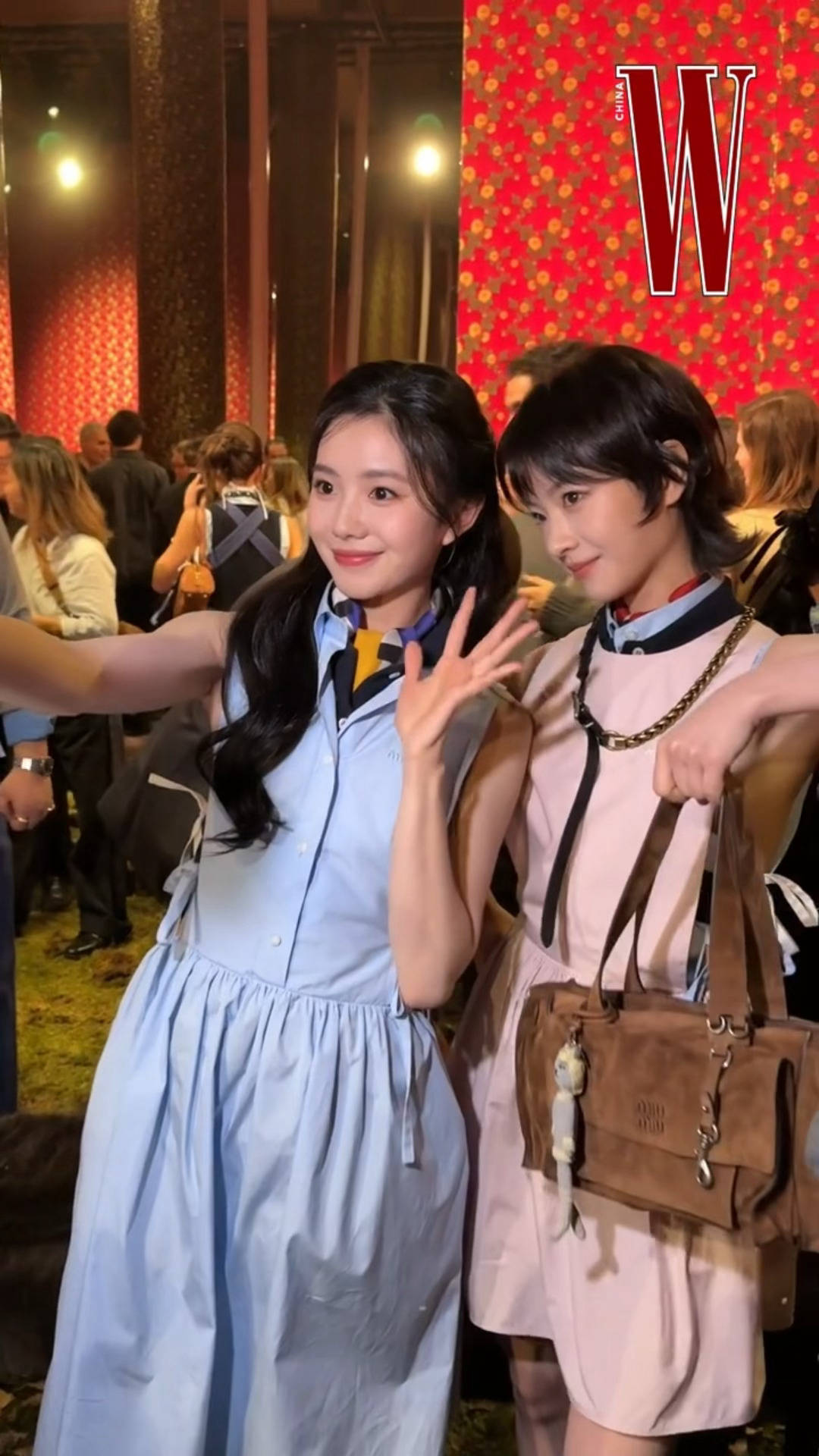 刘浩存与李庚希参加巴黎时装周！二人秀场比心合影超有爱