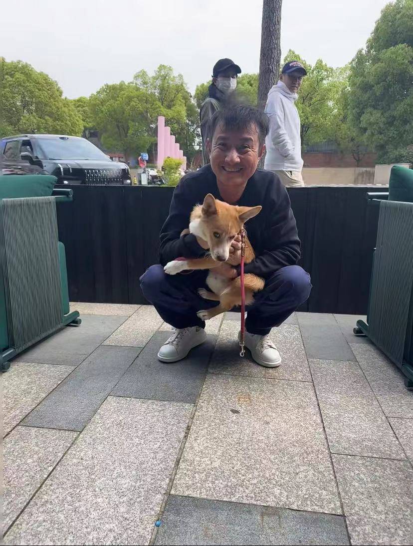 原创            辟谣了，文章抱的小孩是客人的，是他主动要抱抱人很好