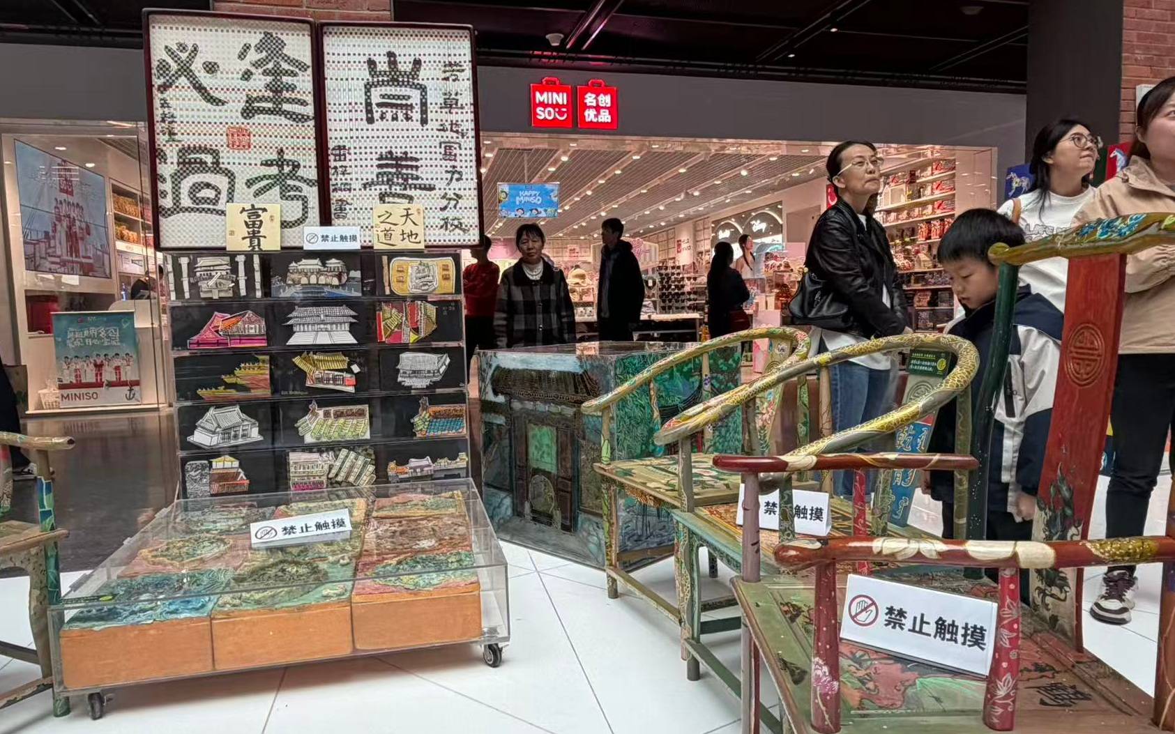 让学生创作的作品走出校园，芳草地国际学校富力分校举办艺术展