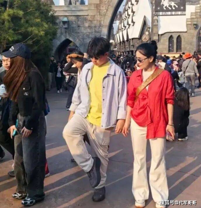 原创            50岁胡可近况曝光！嫁给沙溢恩爱15年，如今两个儿子成为她的骄傲