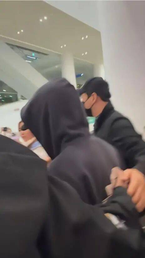 知名男团成员遭韩国粉丝贴脸辱骂，全程低头沉默未作回应