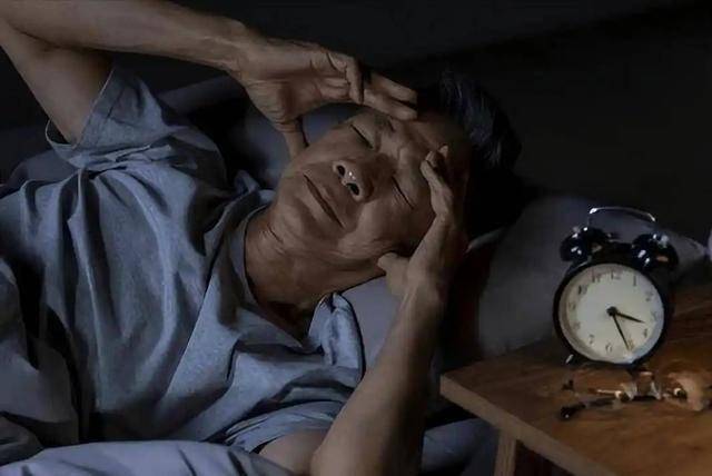 睡觉时总在凌晨3、4点醒来，医生：一般提示4大疾病，别忽视