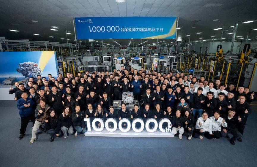 图片包含 路, 室内, 人们, 前描述已自动生成