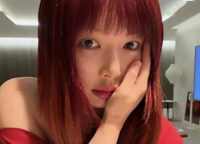 发福争议后，泫雅晒出了一组近照，颜值焕新引关注