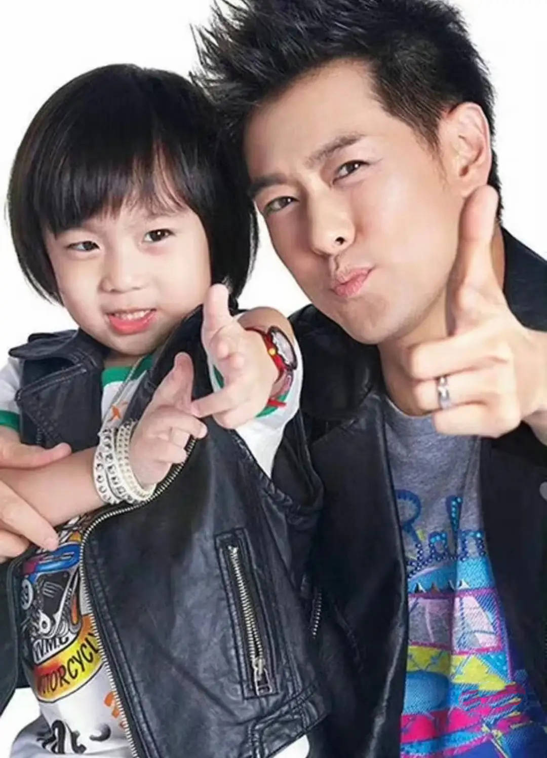 原创            林志颖儿子正脸照曝光，16岁Kim穿宽松T恤很清爽，身高接近180cm