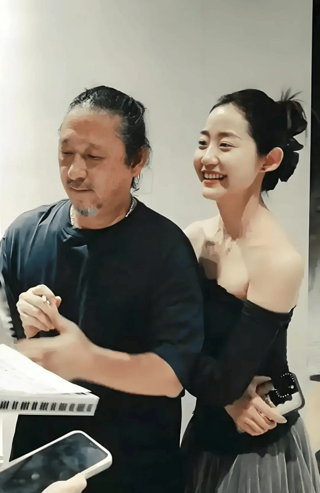 原创            57岁三宝陪小24岁娇妻录浪姐，全程生无可恋脸，网友：宠妻太遭罪