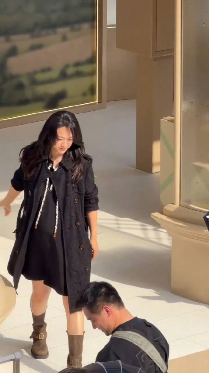 汤唯疑似怀二胎！穿宽松上衣现身活动孕肚明显