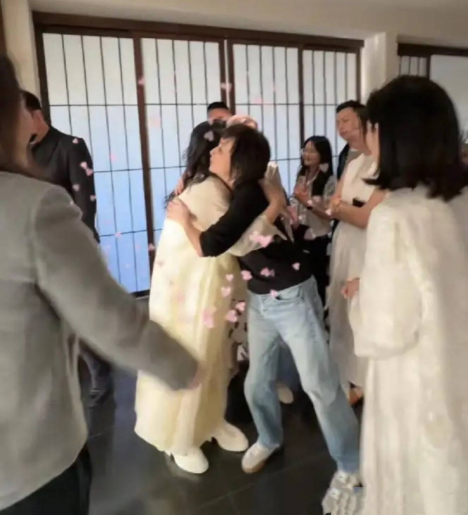 原创            张兰出席刘嘉玲活动，穿白色刺绣连衣裙气质温婉，没提马筱梅回京