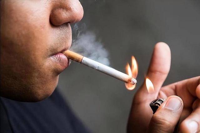 原创            57岁大爷喉癌变晚期，烟酒都不沾，老伴痛心1件事，他改不了
