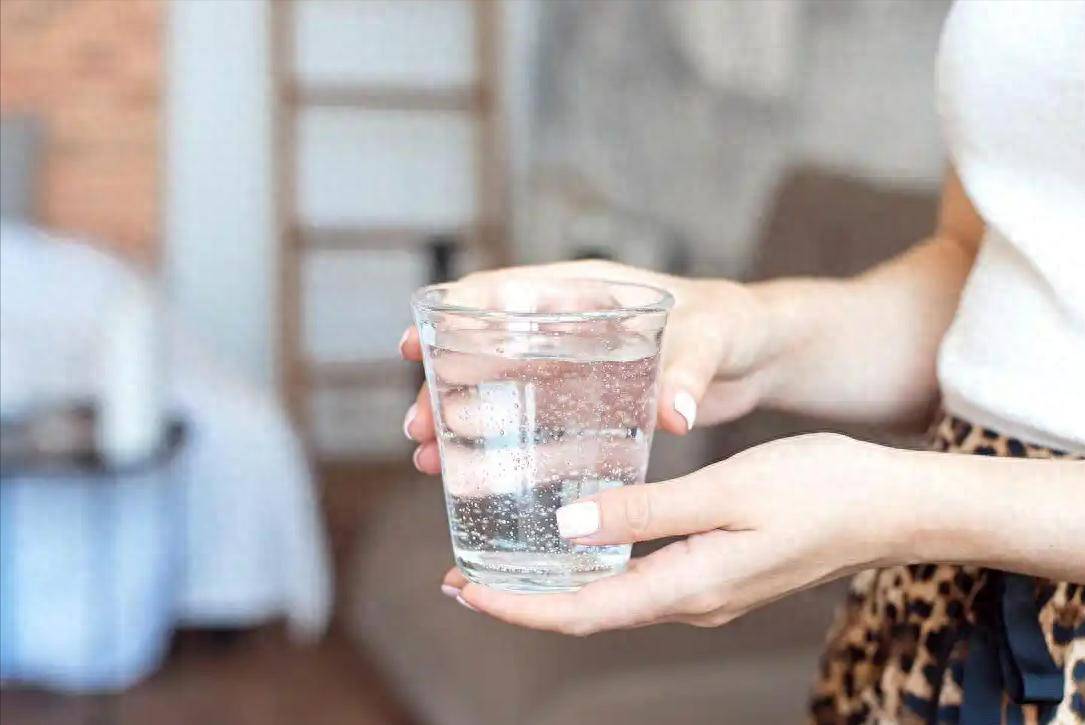 原创            早上空腹喝水，比不吃早餐危害还大？提醒：这4种水才真的要少喝
