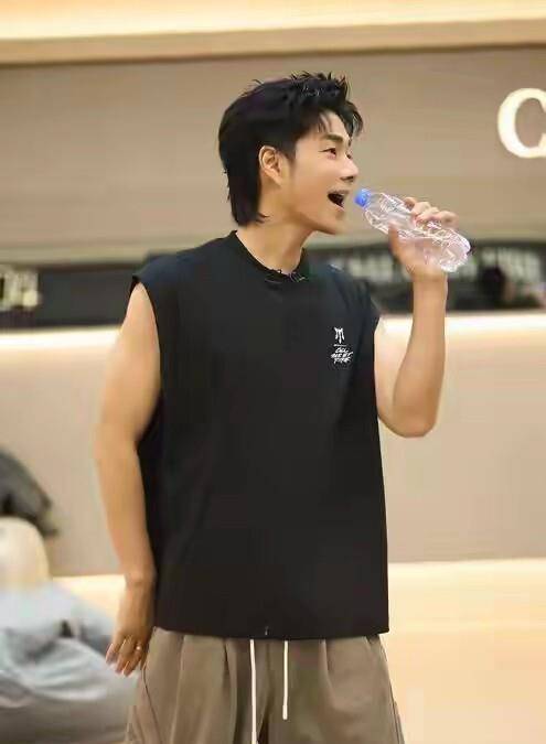 原创            离开戚薇后，他娶当红演员为妻，如今定居上海儿女双全，已是低调富豪