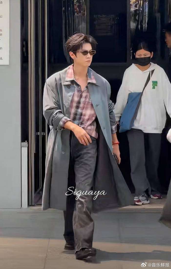 原创            陈哲远Hi6上班路透！风衣墨镜气场全开，梦花廷剧组太会了！