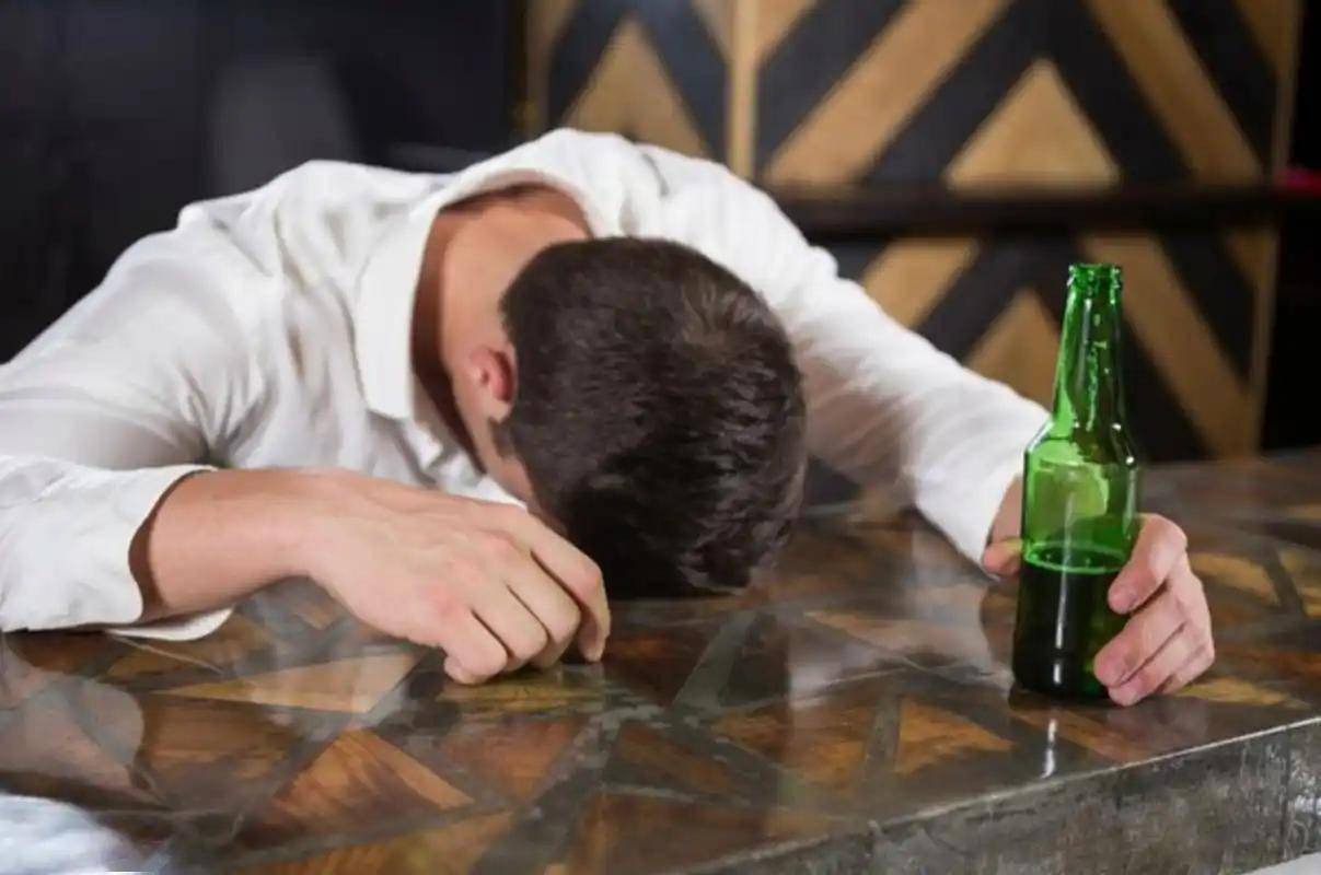 男性喝酒后，若频繁出现6大异常，证明已不适合喝酒，尽快戒了吧