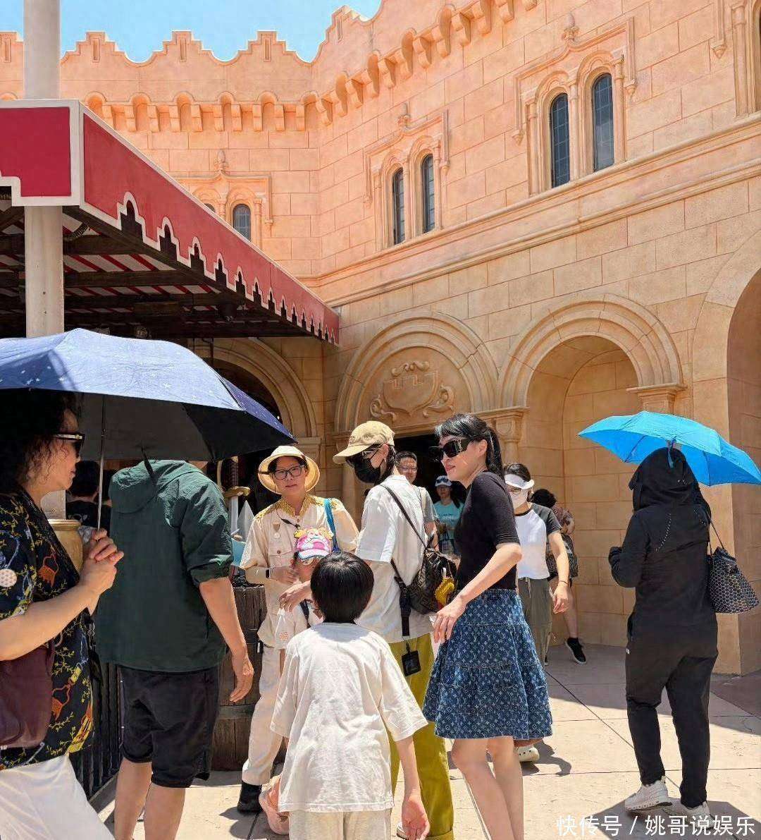 原创            力破离婚谣言！唐嫣罗晋一家三口现身新加坡环球影城