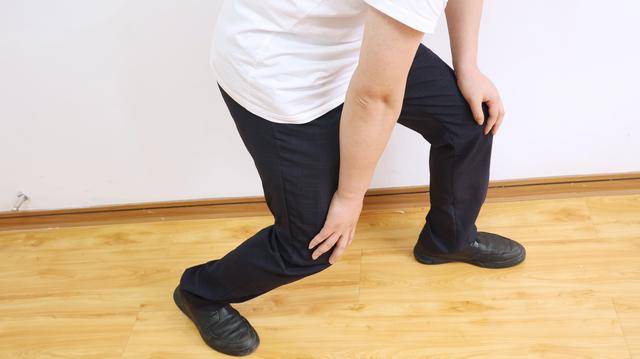 关节炎疼痛该怎么缓解？少吃这些食物，或能减轻关节疼痛