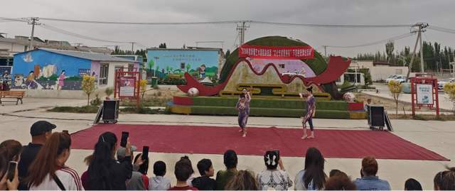 新疆艺术杂技团下沉巡回演出走进泽普县奎依巴格镇吾斯塘博依社区