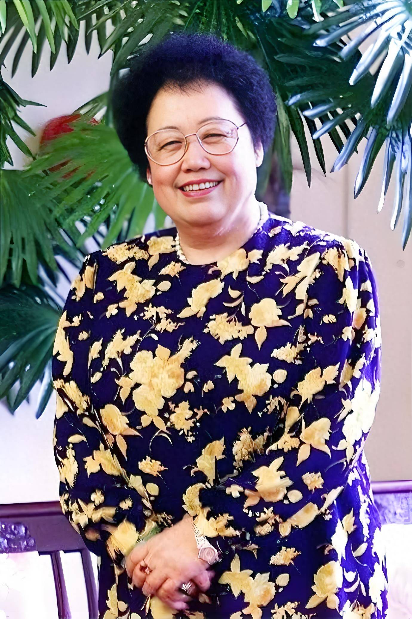 原创            赵勇泪别母亲陈丽华！他曾支持母亲再婚，不嫌弃生父平凡
