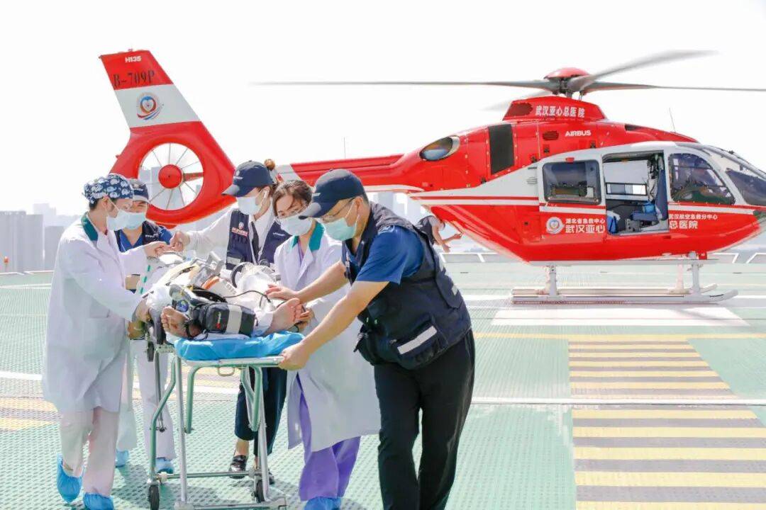 心梗致心脏破裂！“空地一体”急救联动破局 医生赌赢生死绝境