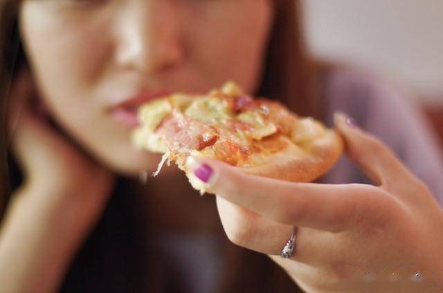 长期每日只吃两餐并非科学养生，半年后身体可能出现这些健康问题