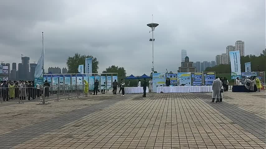 汉口江滩今天好热闹！500人用脚步“丈量”地球日