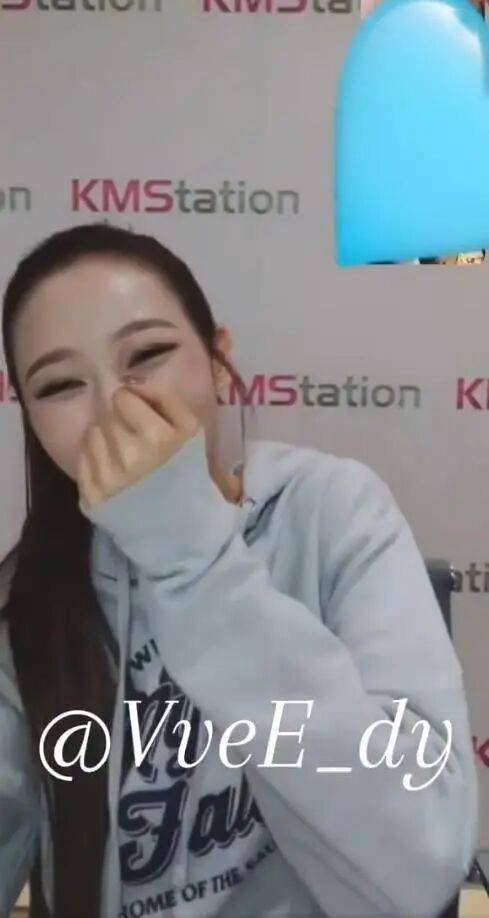 知名女团成员展示从队友处新学的中文：“我很有钱，你又丑又穷”