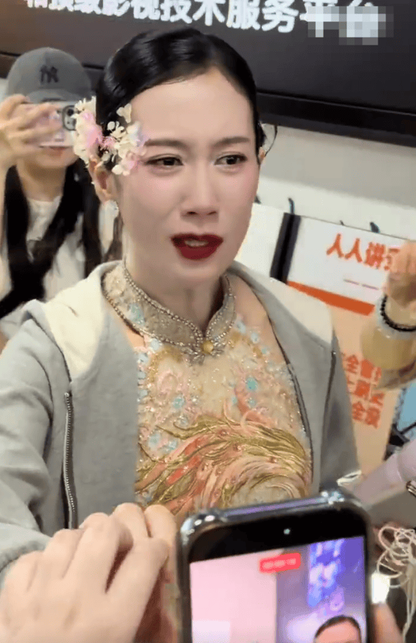 温峥嵘下班哭着饭撒 不停与粉丝比心满眼是泪