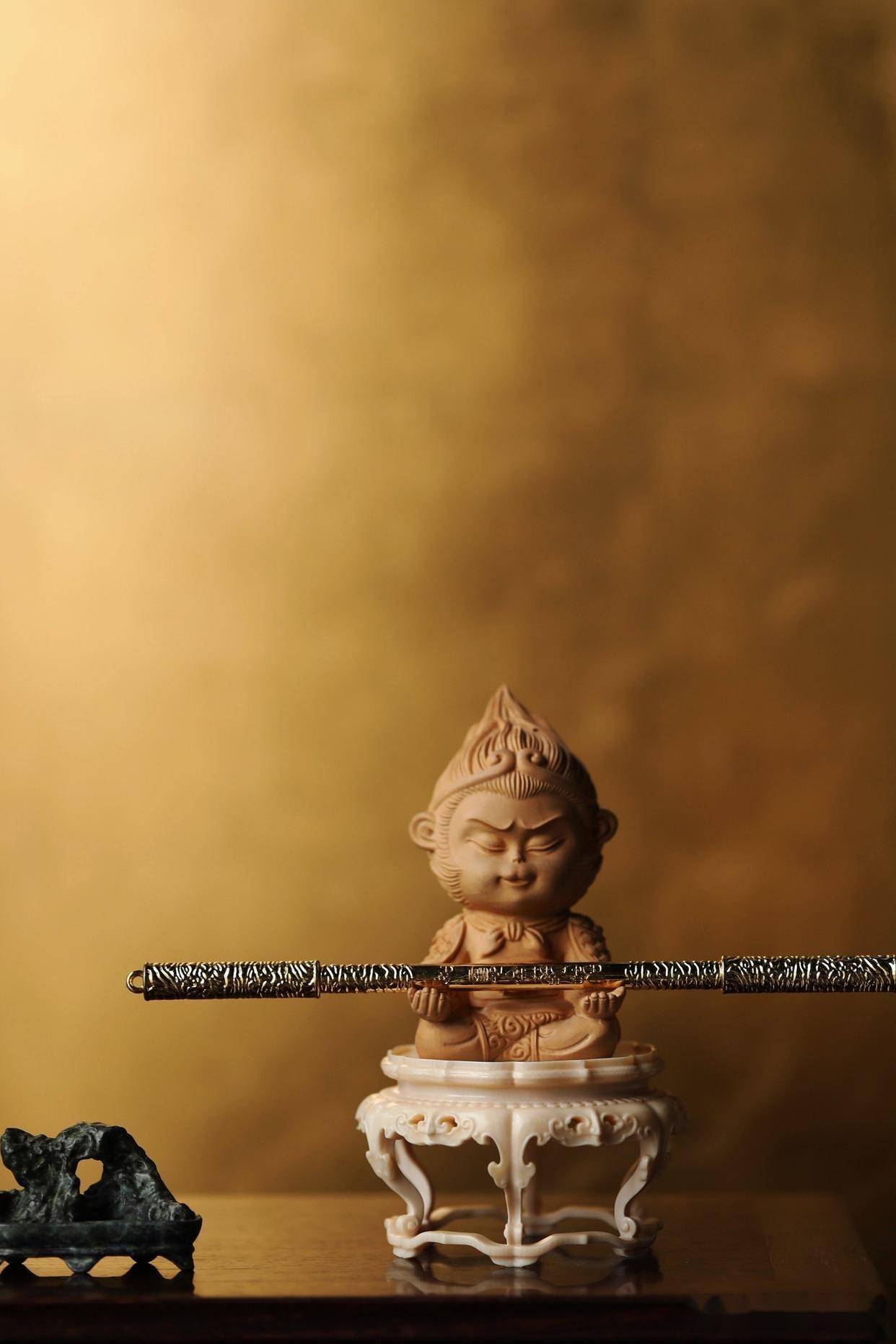 猛犸「海棠口五足如意底座」以万年冰封猛犸整料琢刻，一料一器，料质温润细腻，形取古典海棠花口，五足托举如意祥纹，寓意“五福临门，事事如意”，器型庄重雍容，线条流畅如云卷云舒。此座承东方美学精髓，匠心雕琢细节：每道肌理皆自然流转，足底稳如磐石，既可托玉器、承放雅玩、茶壶、菖蒲等，美感与实用...