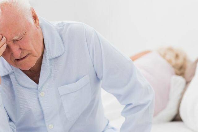 49岁男子深夜脑梗离世，提醒：晚上不要做4件事，加大脑梗风险