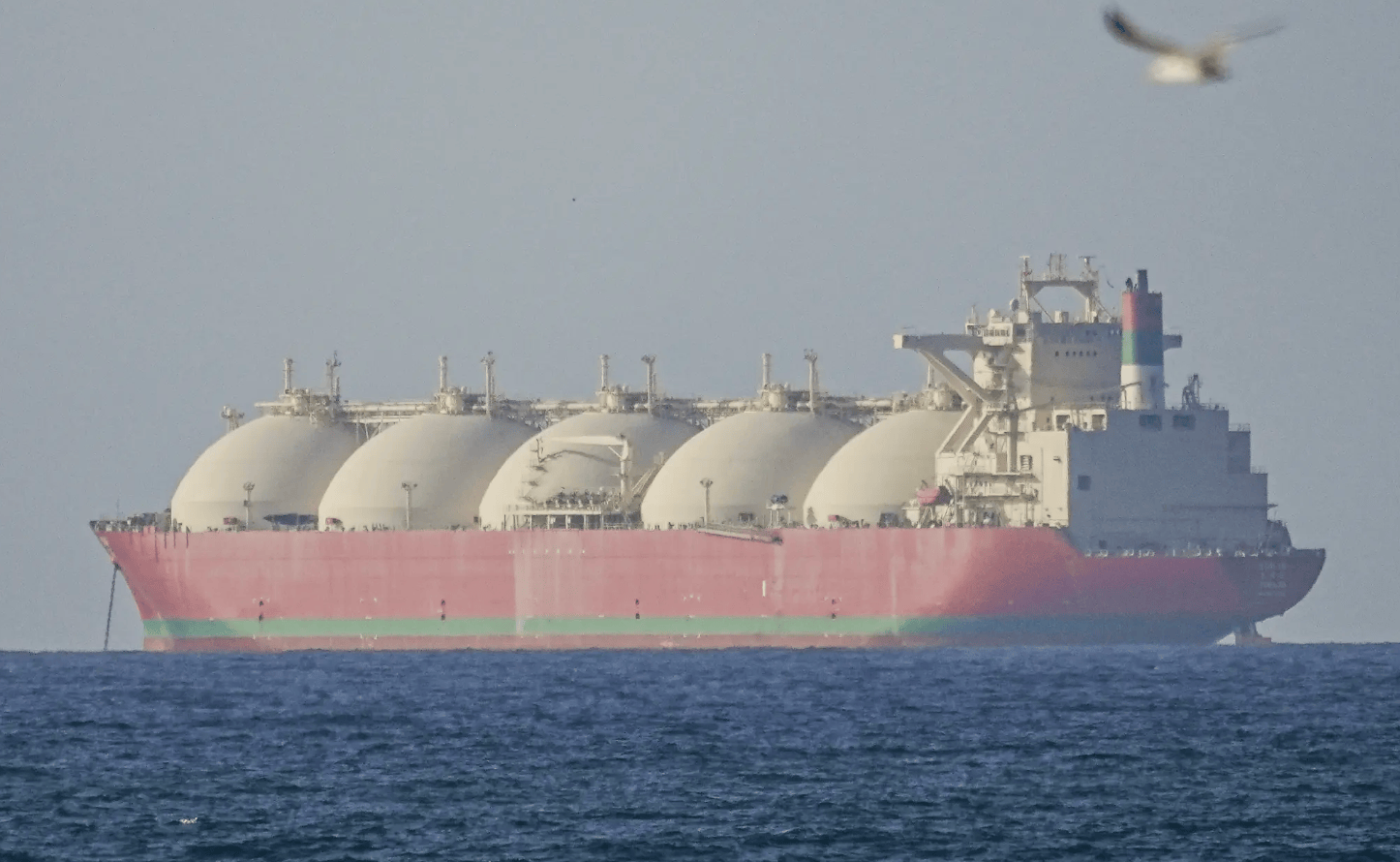 3艘油轮夜闯霍尔木兹海峡，2艘突然折返1艘通过！美学者：伊朗仍有大量快速攻击艇