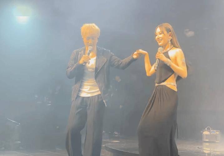 方力申登台与 “高仿邓丽欣” 合唱！邓丽欣回应：我妈说女儿更漂亮