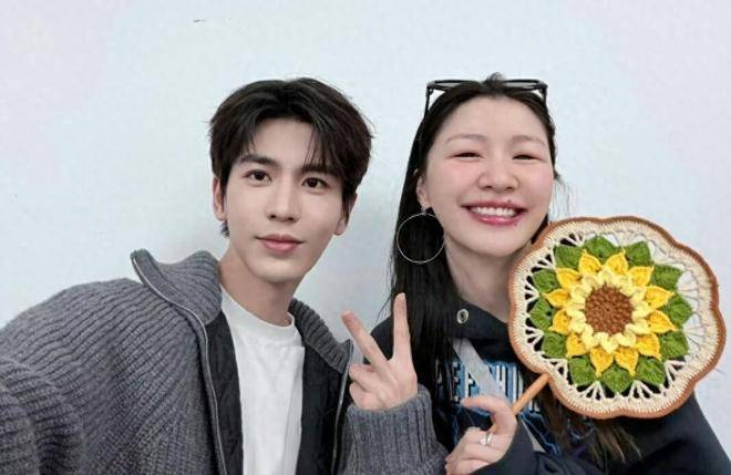 原创            金靖直播坦言：张凌赫的热度火得我心慌，已经挡不住了