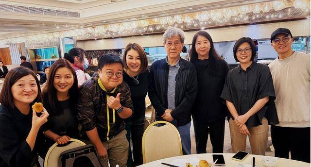 香港知名男星满头银发罕见露面，帅了一辈子，曾与汪明荃恋爱