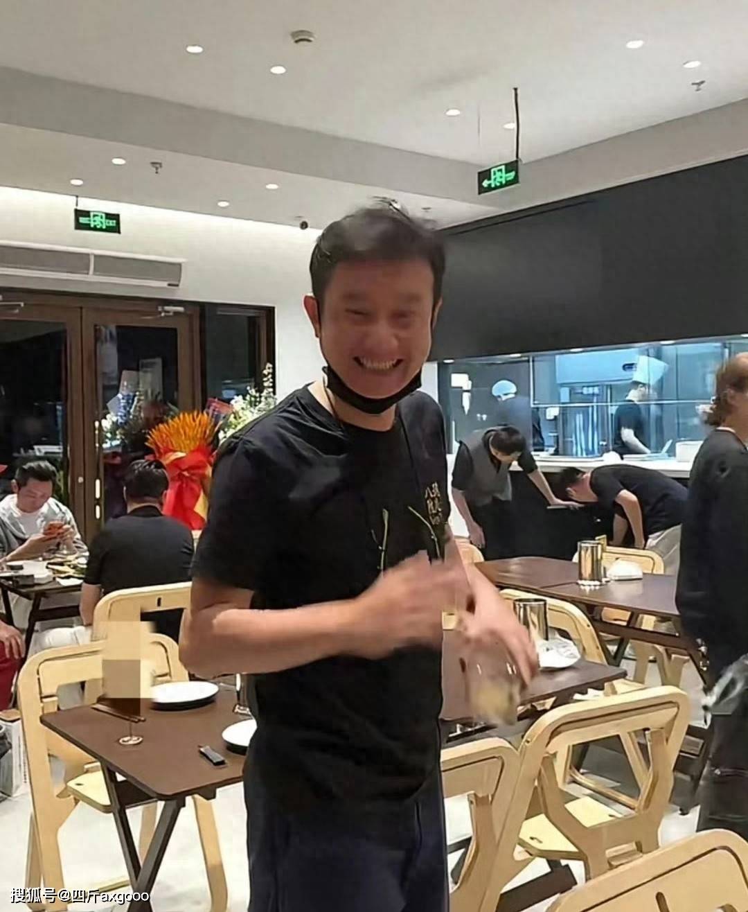 原创            文章上海开面馆生意好，顾客凌晨12点排队，32元一碗网友夸太便宜