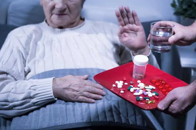 原创            紧急叫停！医生：服用二甲双胍的人，身体若出现5种症状必须停药