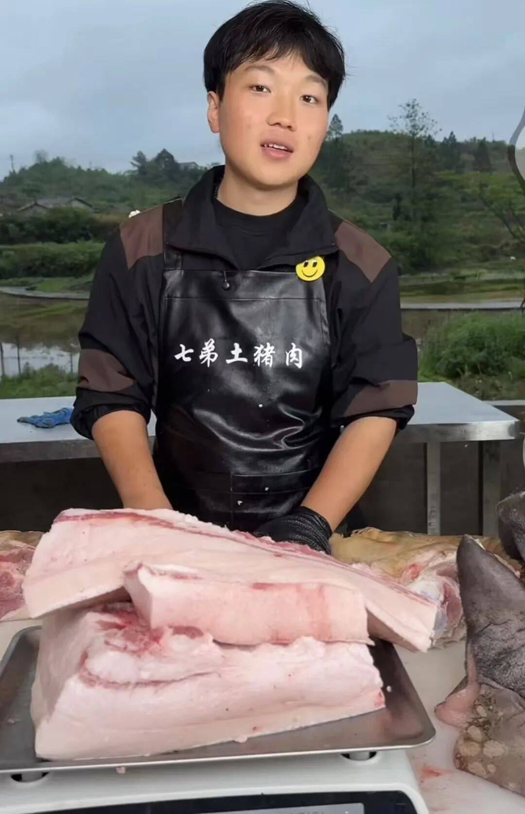 20岁小伙卖猪肉养6个弟妹，父母再生唐氏儿七弟；当地回应，有专人给他打造人设引流，网友：上午还在可怜他，现在收回同情