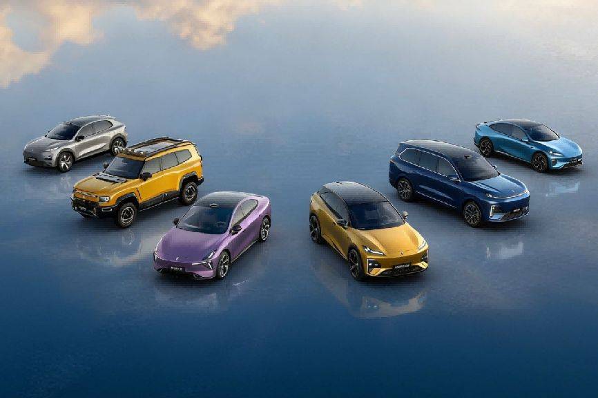 桌子上放满了不同类型的汽车中度可信度描述已自动生成